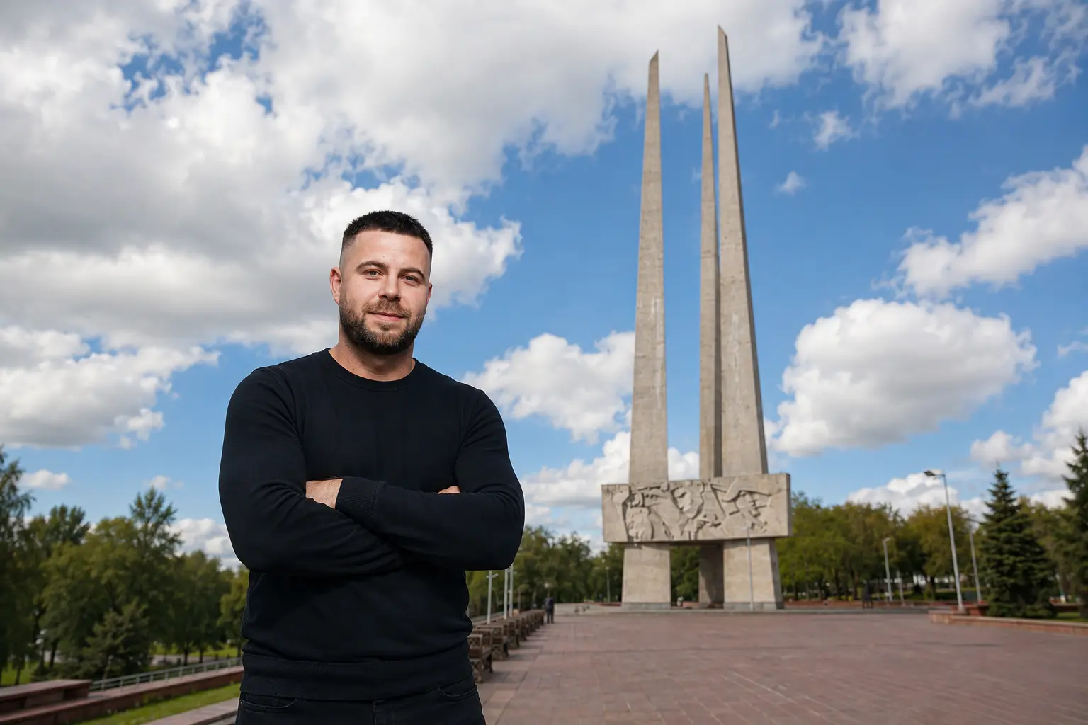 Вадим у монумента Три штыка в Витебске